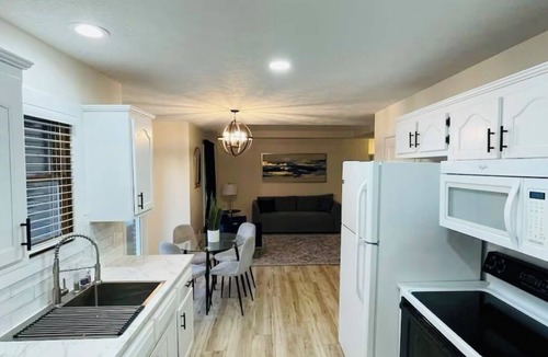 Springfield Condo | Charming 2-bedroom condo in lovely Springfield with AC