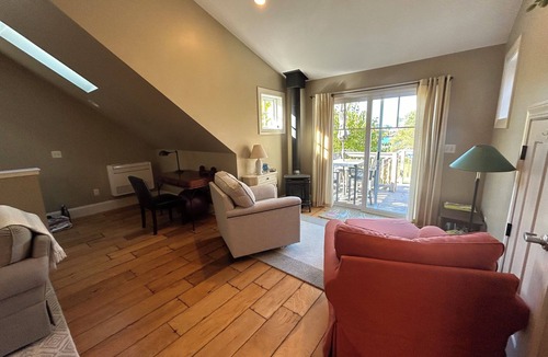 South Eliot Apartment | Charming 2nd floor studio in Eliot’s riverfront area with many amenities.