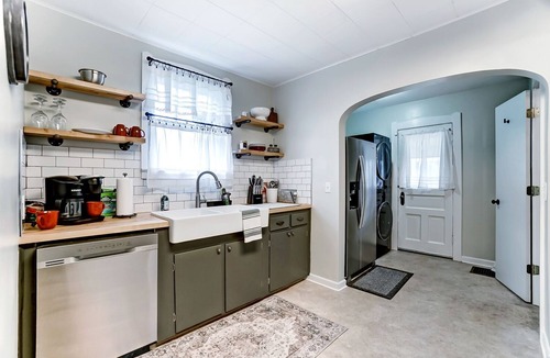 Westgate House | Charming 3 bdr! City location! Great parking!