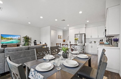 Orange House | Charming 3-Bedroom Family Home in Orange – Pet-Friendly & Modern