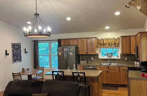 Berkeley Springs Cabin | Charming 4 bedroom 2 bath cabin Wifi , AC in tranquil Berkeley Springs