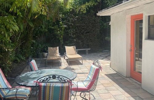 Wilton Manors House | Charming bedroom + sitting room + private entrance in lovely East Wilton Manors.