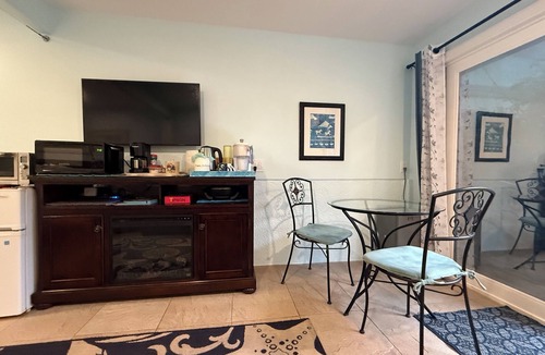 West Newport Apartment | Charming bungalow in Npt Bch , Dog Friendly, walk to eateries AIR CONDITIONER