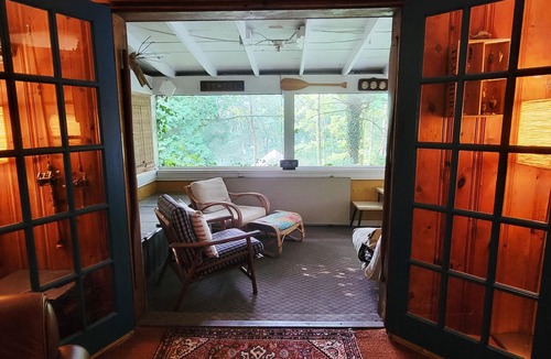 Carrollton Cottage | Charming Cabin in Leesville Lake's Best Community. Complimentary Kayaks.