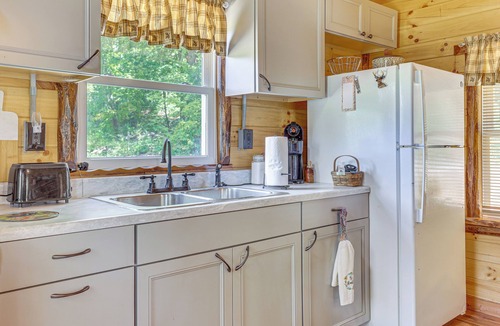 Zanesville Cabin | Charming Couples Cabin on 40 Acres in Zanesville