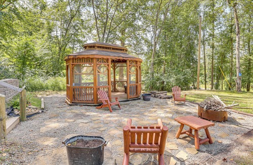 Zanesville Cabin | Charming Couples Cabin on 40 Acres in Zanesville