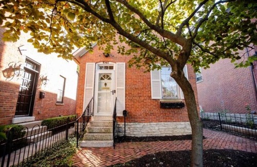 Downtown Columbus House | Charming German Village historic stay with hot tub