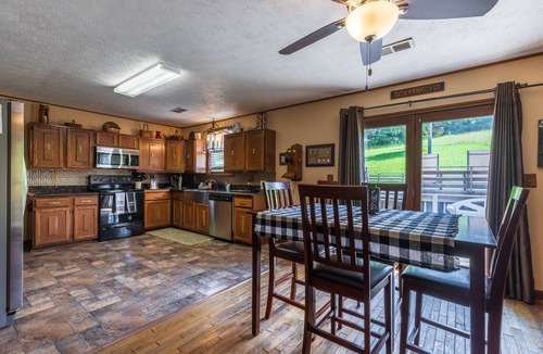 New Plymouth House | Charming house with a private swimming pool and hot tub in Hocking Hills.