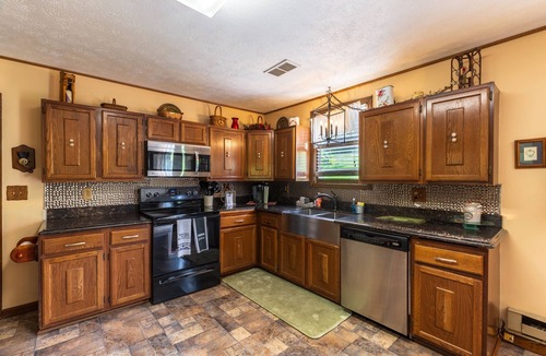 New Plymouth House | Charming house with a private swimming pool and hot tub in Hocking Hills.