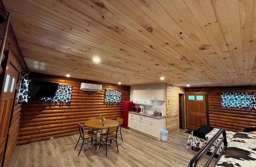 Cambridge Cabin | Charming log cabin on a quiet back road to get away from it all and enjoy nature