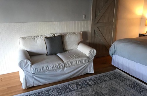 Old Town House | Charming Old Torrance - Private Suite & Bath