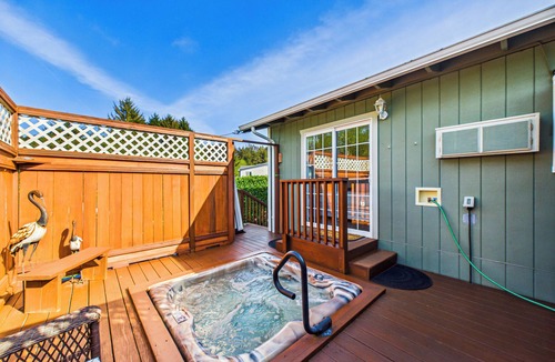 Humboldt Hill Apartment | Charming Private Studio with hot tub.