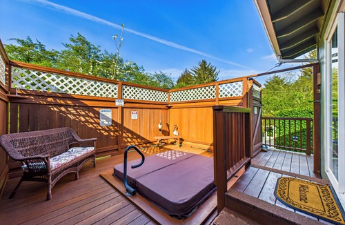 Humboldt Hill Apartment | Charming Private Studio with hot tub.