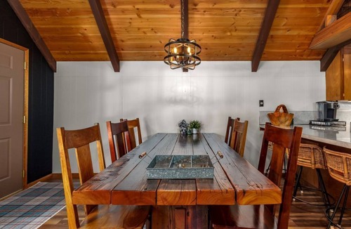 Packwood Cabin | Charming, rustic cabin on the golf course