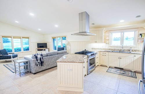 Canal Fulton Cottage | Charming Smucker's Cottage with Hot Tub