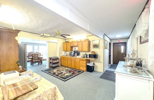 Marblehead Condo | Charming Victorian Lakeside B&B in Marblehead,Ohio