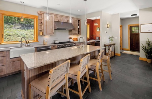 Moscow Cabin | Chase Mountain Lodge – Mt. Mansfield Views & Hot Tub