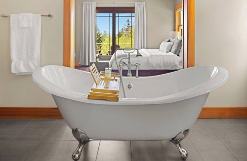 Moscow Cabin | Chase Mountain Lodge – Mt. Mansfield Views & Hot Tub