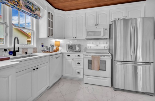 Del-Ida Park Historic District Cottage | Chateau Mango, historic cottage with a pool!