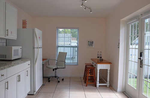 Sulphur Springs Apartment | Cherry Blossom Suite