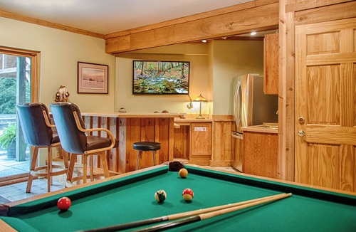 New Plymouth House | Cherry Ridge Retreat Lake House Luxury Cabin with year-round heated plunge pool!
