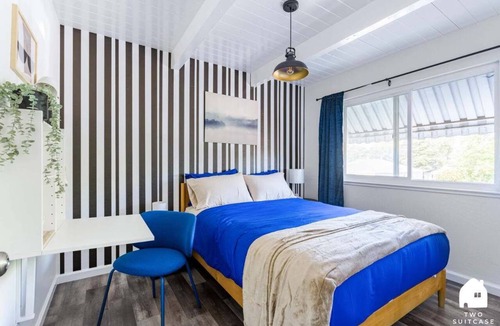 Poets Corner Apartment | Chic Abode Central Berkeley 2BR | Near UC & Parks + Parking