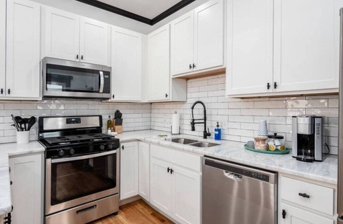Victorian Village Apartment | Chic & Clean | Walkable to Everything | Smart TV