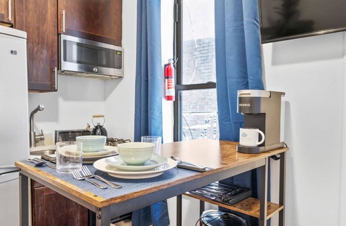 East Village Apartment | Chic East Village 1BDR | Fast WiFi + Desk + Netflix + Discounts for Long Term (3+ month) Stays