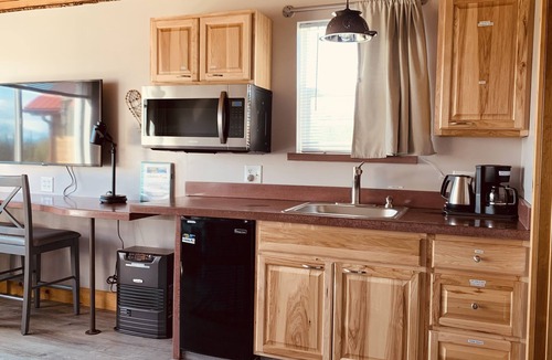 Big Lake Cabin | Clean, quiet Alaska bear-themed cabin, with an amazing mountain range view