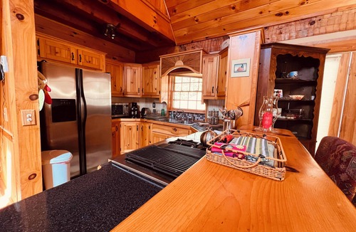 Cherokee Cabin | CLEAN Waterfall river cabin min to town