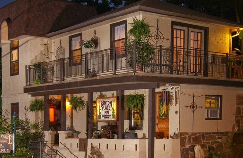 Eureka Springs Historic District Hotel | CLIFFSIDE SUITE, JACUZZI, BALCONY, ONLY HOTEL WITH PARKING LOT RIGHT DOWNTOWN.