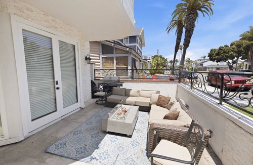 Huntington Beach House | Coastal Dream 3 blocks form the sand Down town HB w/AC