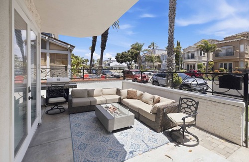 Huntington Beach House | Coastal Dream 3 blocks form the sand Down town HB w/AC