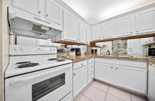 Lighthouse Point Apartment | Coco Palms Apartments By Lowkl