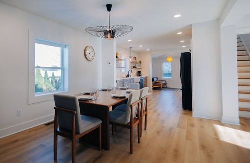 Kidron House | Comfort at the Commons in Amish Country | 5 Bedroom right by a Coffee Shop