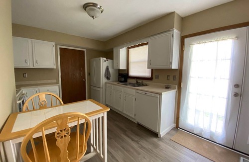 Merriam House | ⭐️Comfortable✅Clean✅ Central✅!Stylish✅!PetFriendly⭐️Backyard⭐️Grill