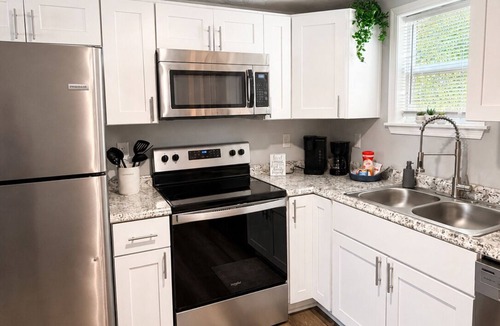 Portsmouth Cottage | Comfortable & Private 2 Bedrm Cottage w/King bed.