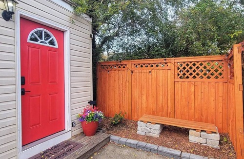 Portsmouth Cottage | Comfortable & Private 2 Bedrm Cottage w/King bed.