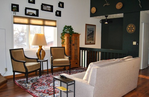 Turnagain House | Comfy Home with Library near Airport & Trails