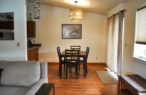 Turnagain House | Comfy Home with Library near Airport & Trails