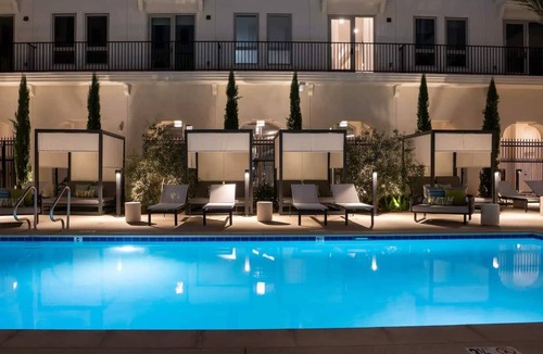 San Bernardino County Apartment | Contemporary King Suite｜Pool, Spa & Rooftop Deck