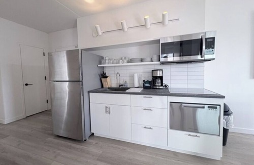 Hunters Point Apartment | Convenient 2 Bedroom Unit w/Kitchen, Living & Dining Area – Rooftop Bar