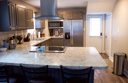 West Akron House | Convenient Cozy Home - Dog & Family Friendly