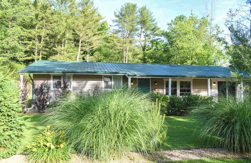 Nelsonville Cottage | Cottage w/Yard + Grill ~ 21 Mi to Hocking Hills!