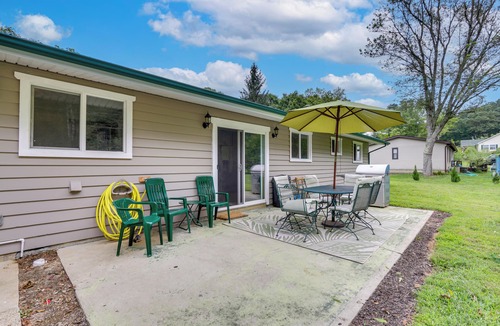 Nelsonville Cottage | Cottage w/Yard + Grill ~ 21 Mi to Hocking Hills!