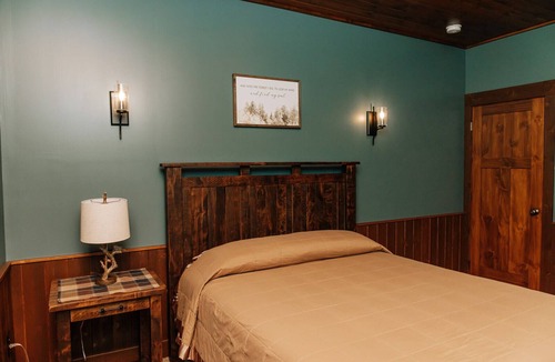Dundee Cabin | Country Roads Suite: Luxury Suite in Amish Country, Ohio