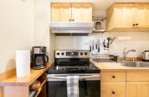 Berkeley Condo | Couples Condo Above Memorial Stadium