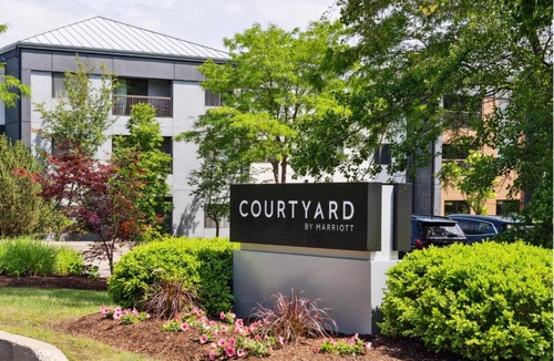 Williston South Hotel | Courtyard Burlington Williston