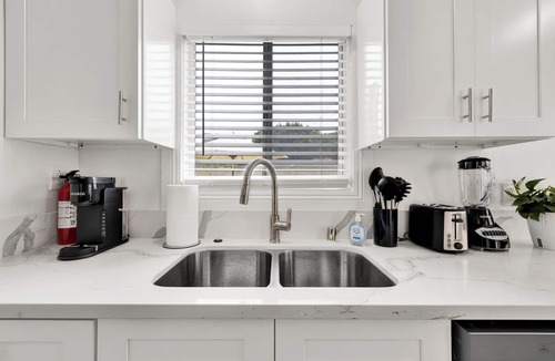 Pico Apartment | Cozy 1-bedroom apartment in terrific Santa Monica AC, WiFi, Free Parking Laundry