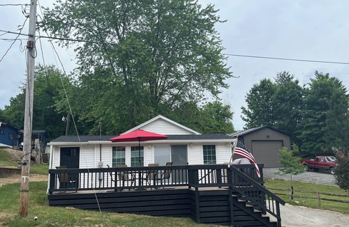 Senecaville Cabin | Cozy 2-bedroom cabin at Seneca Lake, Ohio with AC, WiFi